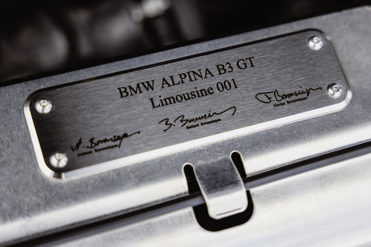 エンジンルームの前方フレームに、車名とシリアルナンバー入りのプレートが装着される。写真は今回試乗した「B3 GTリムジン アルラット」のもの。