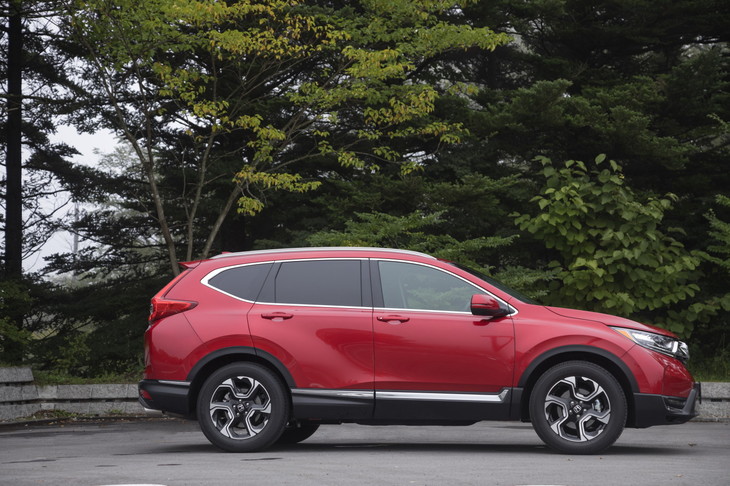 ボディーサイズは全長×全幅×全高＝4605×1855×1680mm（4WD車の全高は1690mm）。“弟分”である「ヴェゼル」の標準的な仕様と比較すると、275mm長く、85mm広く、75mm高い。