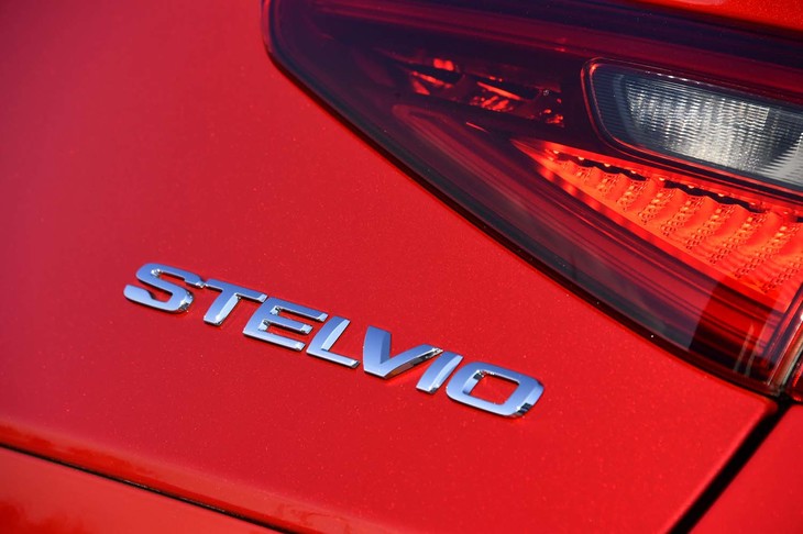 「ステルヴィオ」の車名は、イタリア北部（スイスとの国境付近）にあるステルヴィオ峠に由来する。