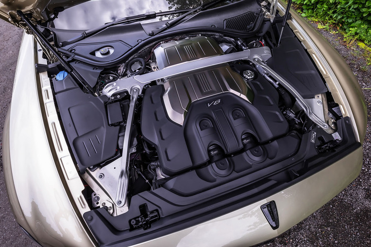 2基のターボチャージャーが組み込まれた4リッターV8エンジン。最高出力550PS/5750-6000rpm、最大トルク770N・m/2000-4500rpmを発生する。