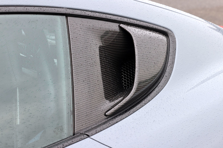 「GT4 RS」ではリアクオーターウィンドウを埋める形でエアインテークを装備。「ヴァイザッハパッケージ」装着車には、より効率的に空気を取り込む「プロセスエアインテーク」が装備される。