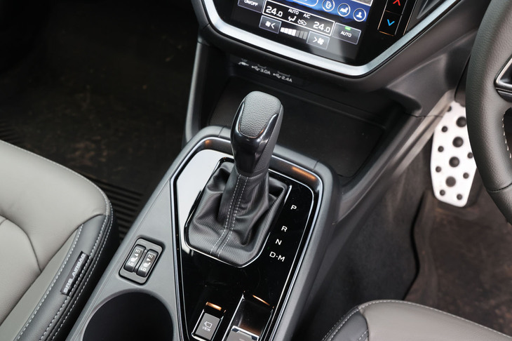 シフトセレクターはオーソドックスなレバー式。Dレンジ選択時にレバーを右に倒すことで、手動変速が行える。ピアノブラック調のシフトパネルとシルバーのステッチが施されたシフトブーツは、「クロストレック」全モデルに共通するアイテム。