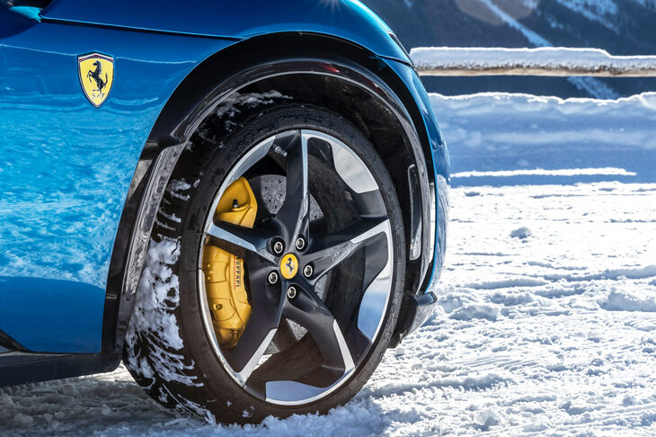 タイヤサイズは前が255/35R22、後ろが315/30R23。試乗車にはミシュランのSUV用ウインタータイヤが装着されていた。