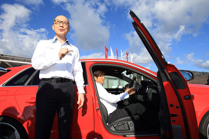 まずは正しい運転姿勢の講習から。シートのスライド位置はペダルを奥まで踏んでもひざにある程度のゆとりがある辺り、ステアリングホイールは、いわゆる“12時”の場所を手でつかんでみて、ひじが伸びきらない位置がいい。