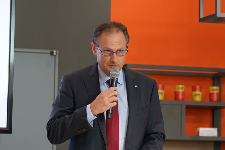 日本における販売状況を説明したプジョー・シトロエン・ジャポンのクリストフ・プレヴォ社長。