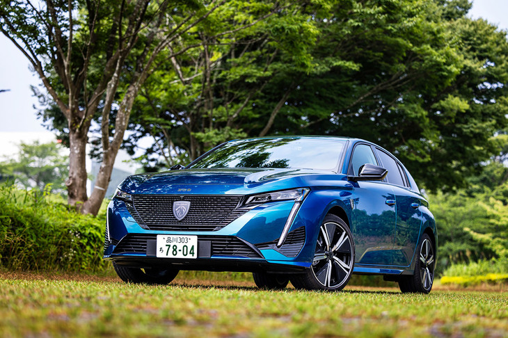 2025年6月に導入が発表された「プジョー308 GTハイブリッド」。新開発の1.2リッター直3ガソリンターボエンジンに、モーターを内蔵した6段デュアルクラッチトランスミッションを組み合わせた48Vマイルドハイブリッドシステムを採用している。