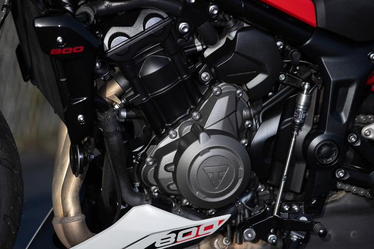 排気量798ccの水冷並列3気筒エンジンは、3連スロットルボディーによって増強されるトリプルサウンドも特徴。変速機には低速走行時の操作性を高めるスリップ＆アシストクラッチが装備される。