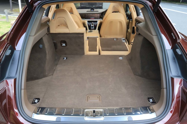 荷室の容量はセダンよりも25リッター多い520リッター。リアのシートバックをすべて倒すと1390リッター（セダン比で＋86リッター）まで拡大できる。