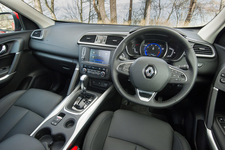 ブラックの内装色にサテンクロームの装飾が映えるインテリア。SUVらしくアイポイントは高めで、運転席からの“見晴らし”はよい。