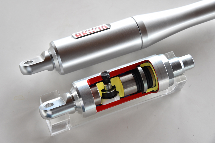 「モーションコントロールビーム」のカットモデル。内部には皿ばねや摩擦板が組み込まれており、車両ごとの微調整が可能。