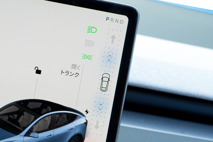 なんとシフトセレクターもタッチスクリーンに統合。スワイプ操作で前進／後退を切り替える。