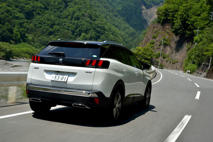 Lion's Claw（ライオンの爪）と称される、3本ラインのテールランプが印象的なリアビュー。試乗車のボディーカラーは「パール・ホワイト＆ブラックダイヤモンドルーフ」。