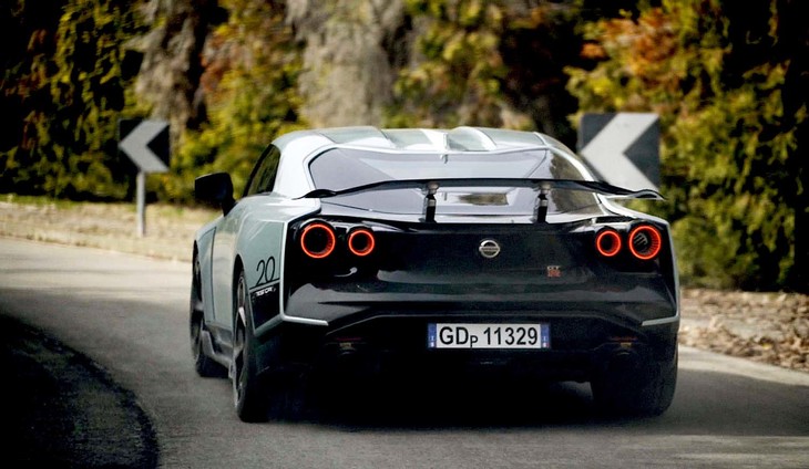 タイヤは前が255/35ZR21で、後ろが285/30ZR21。試乗車はピレリのウインタータイヤ「ソットゼロ」を履いていたが、実際にはミシュランの「パイロットスーパースポーツ」が装着される。