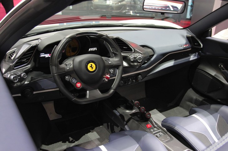 フェラーリ488ピスタ スパイダー（コックピット周辺部）