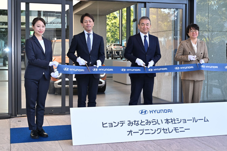 七五三木社長らによるテープカットの様子。