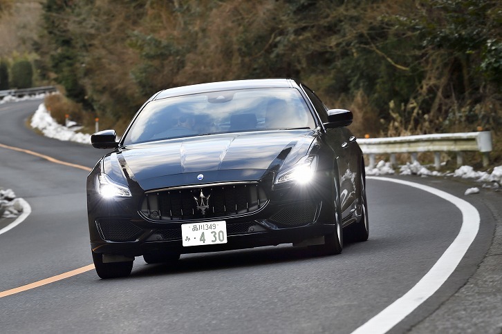 ボローニャならぬ房総のワインディングロードを行く「クアトロポルテS」。動力性能は、0-100km/h加速が5.0秒で、最高速は288km/h。