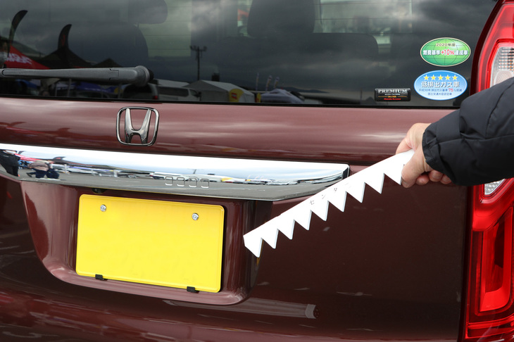 「N-BOX」に装着される、シェブロン（鋸歯）形状の「実効空力」デバイス。これをルーフ後端に取り付ける。「シビック タイプR」の純正オプション「テールゲートスポイラー」にも用いられる技術で、空気の流れを整えるだけでなく、気流の渦を細かくすることができ、より空気抵抗を抑えることができるという。走りだけでなく、エアコンへの応用なども研究中とのことで、人が心地よいと感じる送風が実現できるというから興味深い。