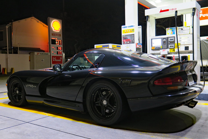 自宅近所のシェルで給油中のわが「バイパー」。日付は冬至間近の12月21日なので、午前5時台のお空は真っ暗だ。