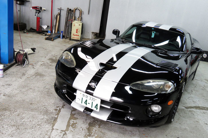 相模原のコレクションズさんにて記者を待つ「ダッジ・バイパー」の図。3回にわたるトラブルリポートも、これにて完結である。