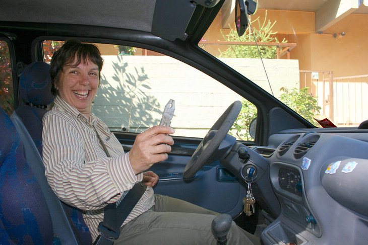 この時点で、走行28万km。ステアリングは劣化し、すでにスエード状になってしまっている。車内にペンチがあるワケは……。