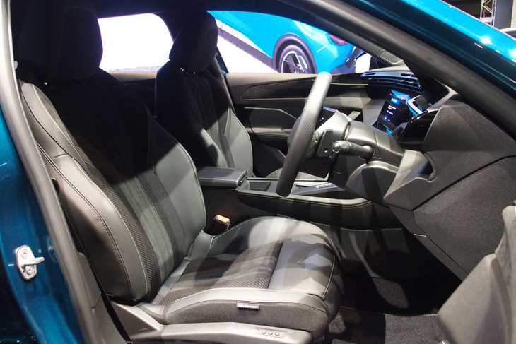 プジョー408 GTハイブリッド（フロントシート）