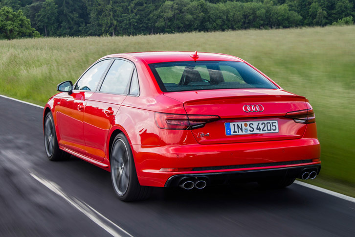 「S4」のリアビュー。