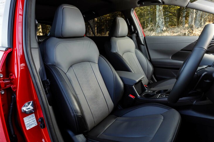前席にはシートヒーターや電動調整機構を標準で装備。シート表皮はシルバーステッチの入ったグレーのファブリックで、オプションで同様のカラーの本革シート（写真）も用意される。