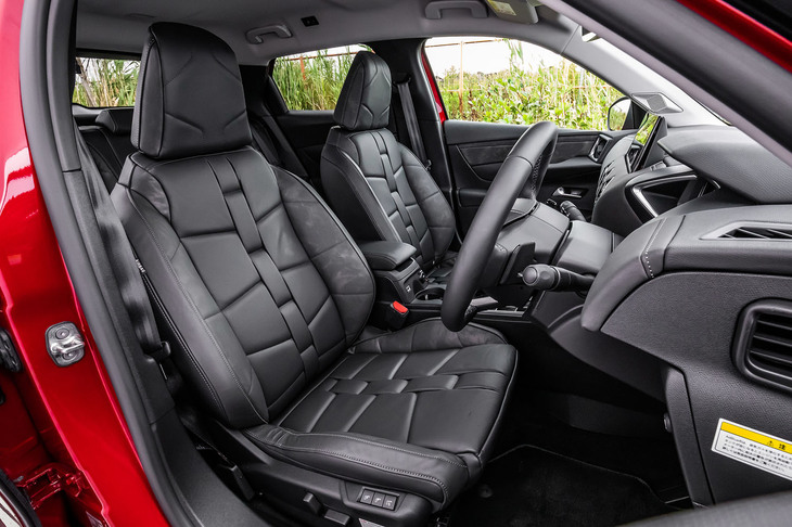 ナッパレザーのシート座面や背もたれは、腕時計のストラップをイメージしたデザイン。一枚革をステッチと革のくせづけだけで仕上げるフランス伝統の技法を応用しているという。