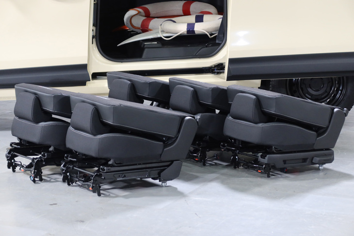 2・3列目のシートは1脚ごとに取り外しが可能。固定具のつくりが洗練されており、脱着の操作自体は競合他車より容易な印象だった。ただ、シート自体は23kgの重さがあるので、作業時には腰を痛めないよう、ご用心。