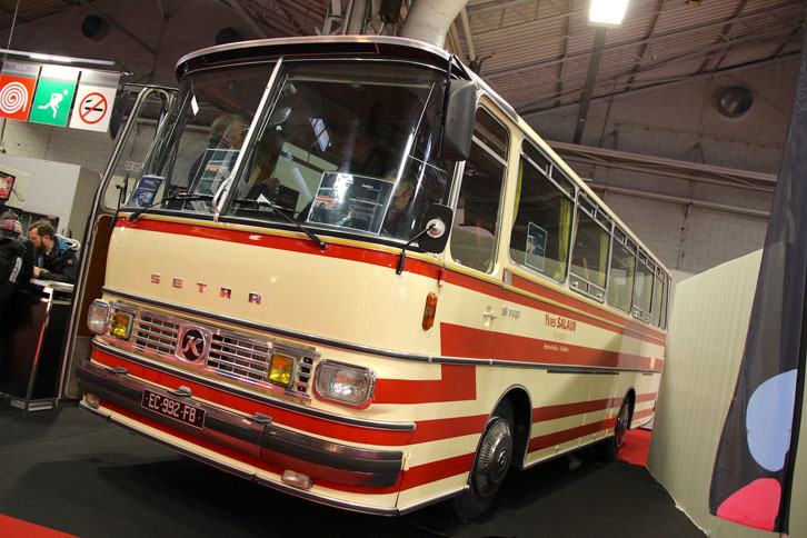 フランスの旅行代理店が展示したのは、1976年から使われていたという観光バス「ケースボーラー・セトラS110」。