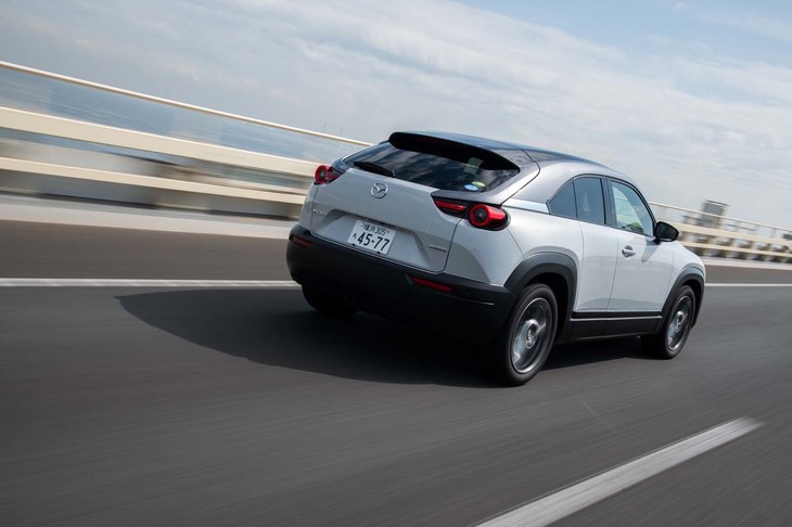 サスペンション形式はフロントがマクファーソンストラット式でリアがトーションビーム式。FF車も4WD車も変わらない。