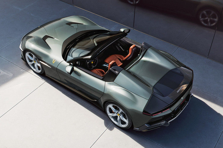 クーペと同時に発表された「12チリンドリ スパイダー」。写真のとおり「デルタウイングシェイプ」とはなっておらず、クーペよりはシンプルでクラシックなイメージである。