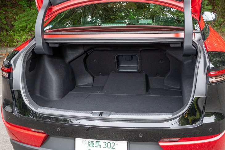 「クラウン クロスオーバー」のトランク容量は450リッター。ゴルフバッグ4つが必須項目だった歴代モデルには及ばないが、クラブのヘッドの方向を入れ違いにすることで3つは積める。後席の背もたれは固定式だがトランクスルーが付いている。