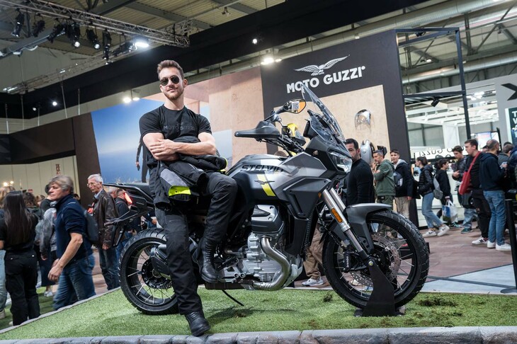 新世代モト・グッツィをうたう、縦置き水冷V型2気筒エンジンを搭載した「V100マンデロ」のプラットフォームをベースに、アドベンチャーモデルに仕上げたのが「V100ステルビオ」だ。ピアッジオグループが社内で開発したADASシステムを搭載しており、アダプティブクルーズコントロールやブラインドスポットアシスト、車線変更アシスト、緊急ブレーキなどの機能を備えている。