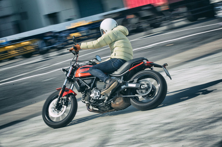 シンプルで軽やかなルックスと、気軽に走らせるうえでちょうどいい動力性能を併せ持つ「シックスティー2」は、肩ひじ張らずにバイクと付き合いたいライダーにとって好適なモデルに仕上がっていた。