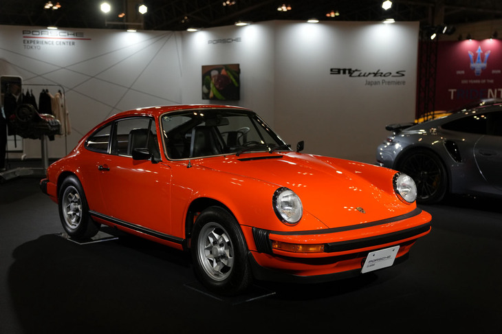 美しく仕上げられた1976年製「ポルシェ911」。リアエンジンの911は、今も昔も変わらないポルシェのアイコンだ。