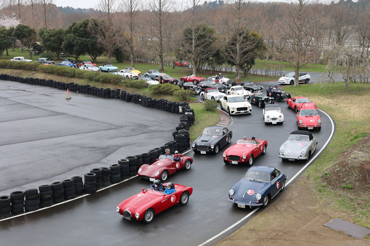 首都高速から東関東自動車道を東進。スタンプポイントの酒々井PAに寄った後、大栄インターで降りて向かった先は千葉県成田市にあるNATS（日本自動車大学校）。サーキットコースでPC競技を行うべく、隊列をつくって順番を待つ参加車両。