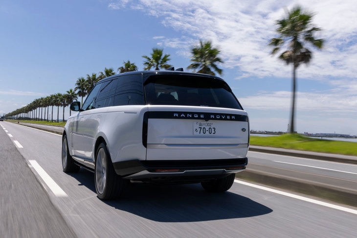全長5m、全幅2ｍを超える巨体でありながら、押し出しの強さより上品さを大事にした「レンジローバー」。高級SUVというジャンルのなかでも、希有（けう）な存在といえるだろう。