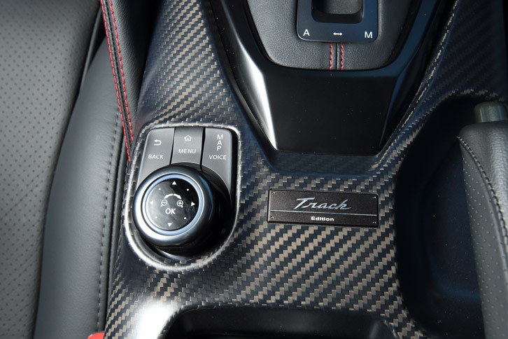 センターコンソールには「Track Edition」と書かれた専用のプレートが装着される。