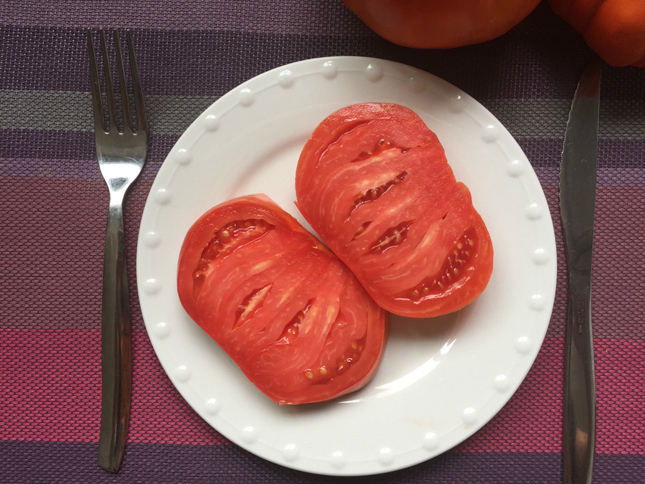 巨大トマトを食す楽しみは、ステーキのそれに匹敵する。濃厚な風味ゆえ、味付けは塩だけで十分。