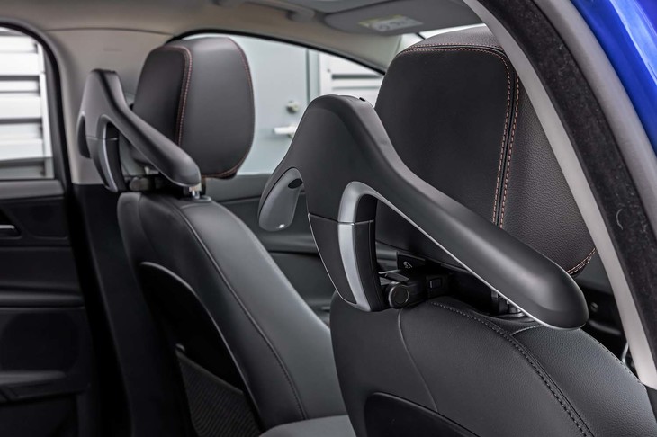 販売車両には、ジャガー各モデルに使用できるハンガーも備わっていた。個体によっては、こうしたアクセサリーがついているのも、認定中古車を購入する楽しみのひとつ。