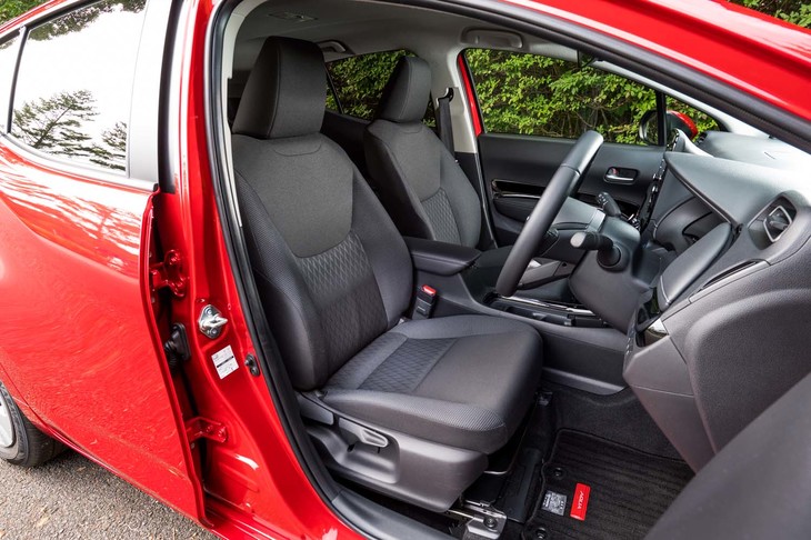 シート表皮は「上級ファブリック」と名づけられた布が標準。合皮とストライプ入りファブリックのコンビシートもオプション設定されている。