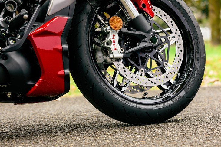 高い動力性能に応えるべく、ブレーキにも高品位な装備を採用。特にフロントには、φ330mmのダブルディスクにブレンボ製Stylmaキャリパーを組み合わせている。