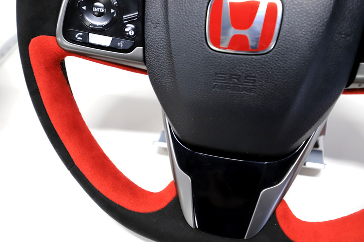 グリップの形状や太さは従来型のステアリングホイールと同一だが、裏地を2枚重ねにするなどして握った際のフィット感を向上させている。