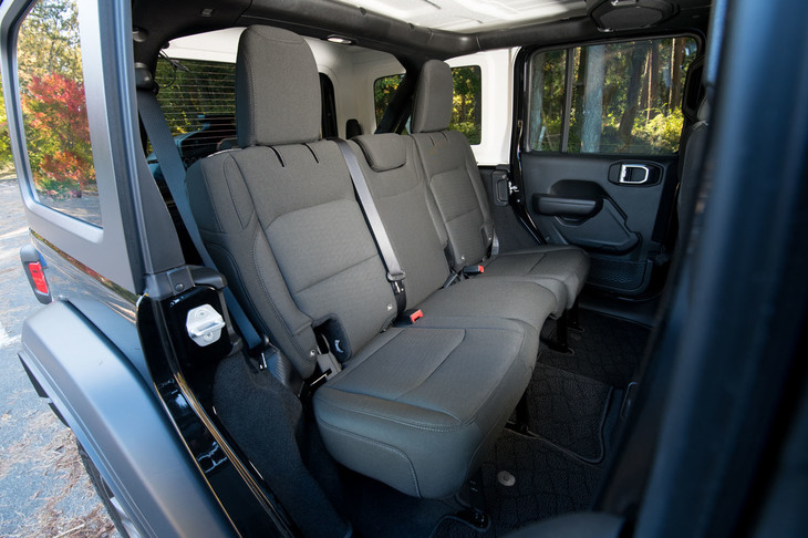 ホイールベースの延長分はすべて後席空間の充実に充てられたとうたわれるとおり、従来型と比べて足元スペースが広々としている。垂直に近かった背もたれの角度も、新型では少し後ろに寝かされている。