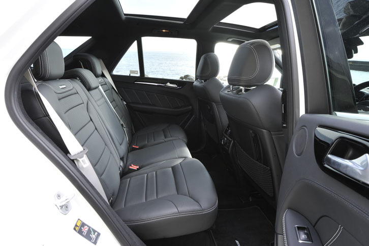 シートヒーターは前席だけでなく後席にも備わる。