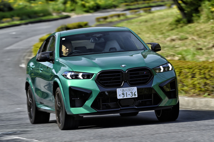 「X6 Mコンペティション」では、「M60i xDrive」に標準装備される可変レシオステアリング＋後輪操舵システムの「インテグレーテッドアクティブステアリング」があえて省かれている。リアルでダイレクトなステアリングフィールを優先するのが「M」の狙いだ。