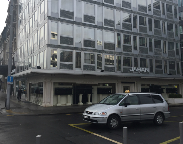 初代「ホンダ・シャトル」（日本名「オデッセイ」）のタクシーも元気だ。車齢は最低18年ということになる。レマン湖にほど近い市街地にて。