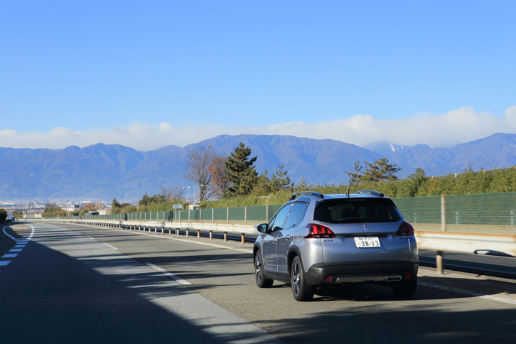 遠くに見える、中央アルプスのそれとおぼしき山々。ドライ路面の中央自動車道では、「ベクター4シーズンズ」の高いグリップ力と快適な乗り心地、ロードノイズの小ささを実感することができた。