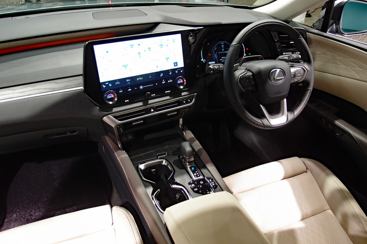 インテリアは新型「NX」と同じく「Tazuna Concept」をもとにデザイン。多くの機能が中央のタッチスクリーンに集約されている。